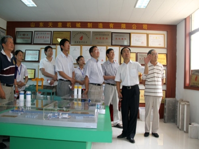 2012.7.28日山東天意兩項(xiàng)科技成果鑒定順利通過，北京領(lǐng)導(dǎo)專家，到我公司參觀指導(dǎo)