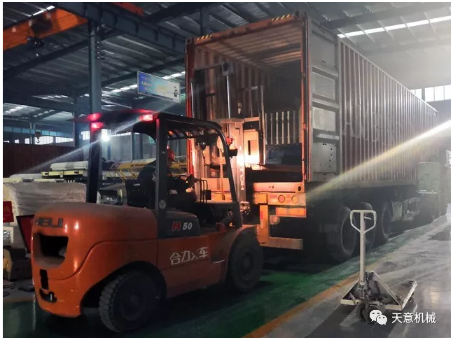 天意機械為柬埔寨客戶加工生產(chǎn)年產(chǎn)80萬平方輕質(zhì)墻板生產(chǎn)線成功裝車啟運！